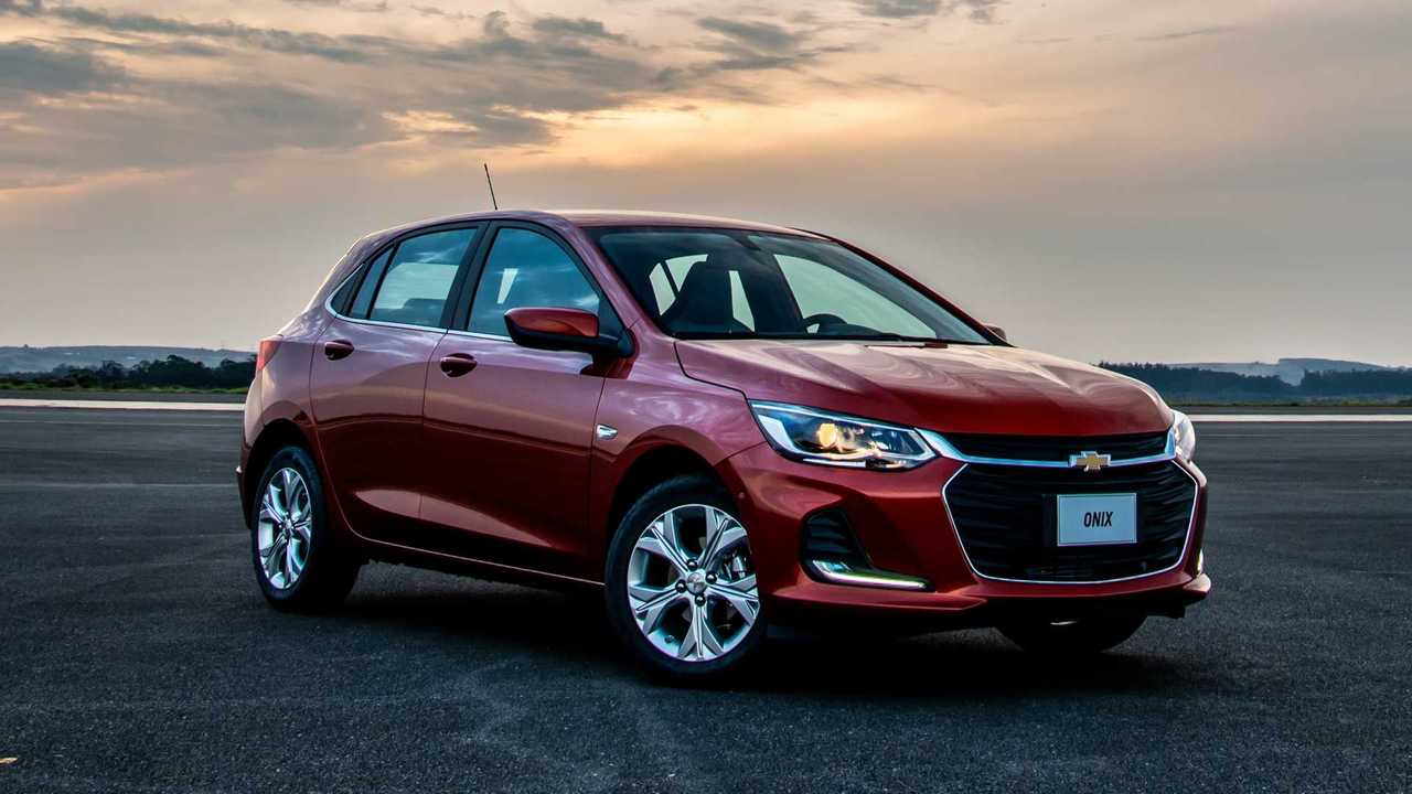 Veículo popular automático em foto externa